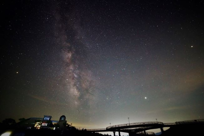 2025天文台と天地人橋の天の川 651×435px
