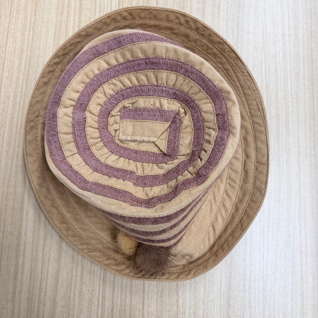 ベージュの帽子