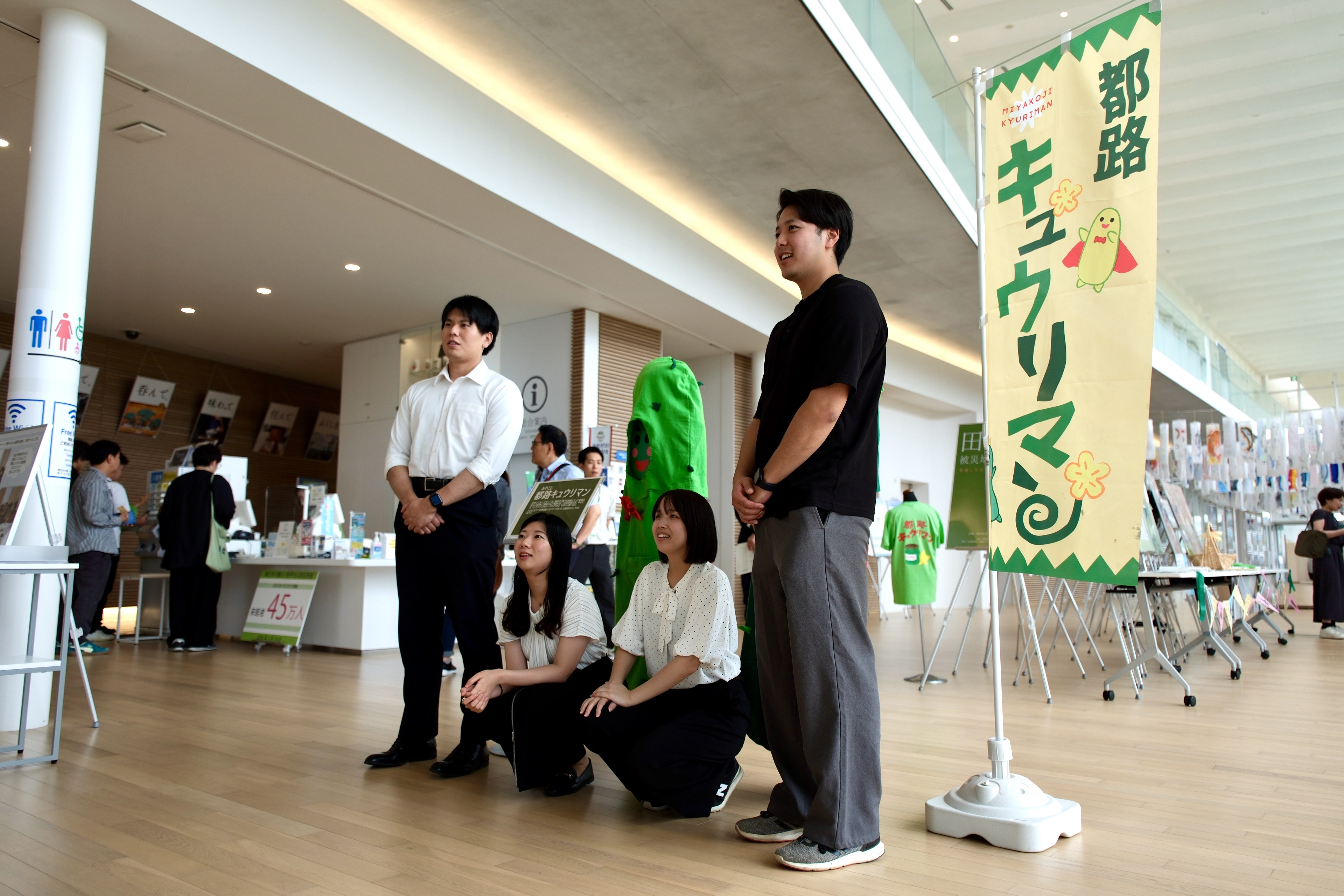 当時の小学生の皆さんが「都路キュウリマン」をPR