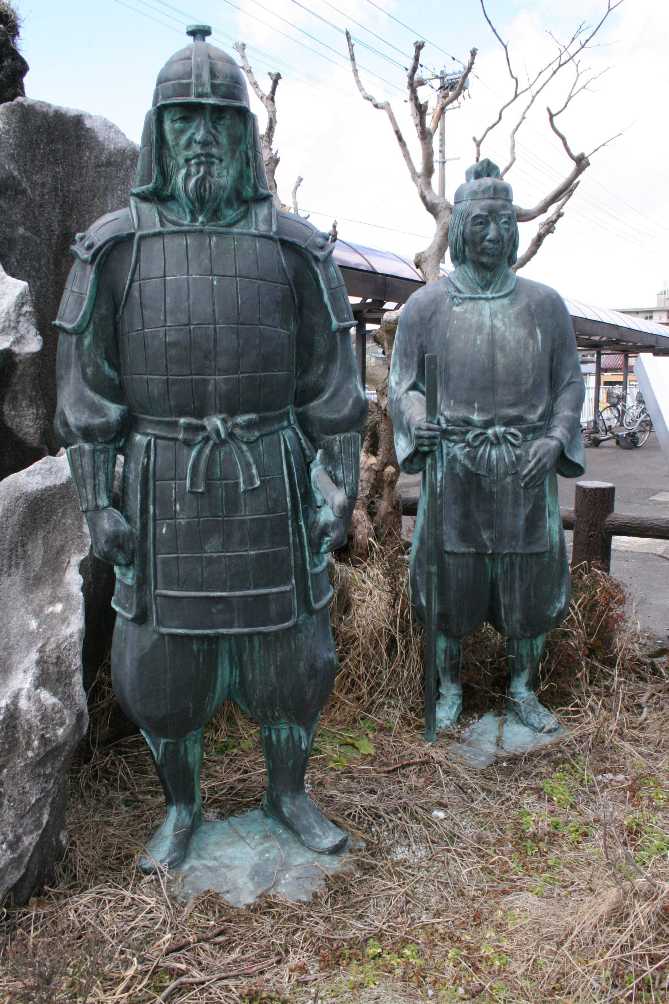 特（生涯学習課）文化財連載_坂上田村麻呂③_写真②鬼五郎・幡五郎像（JR大越駅前）